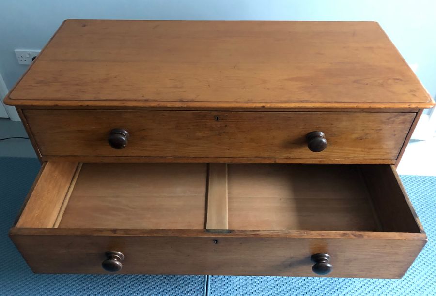 Antique LARGE PINE £CHEST OF THREE GRADUATED DRAWERS