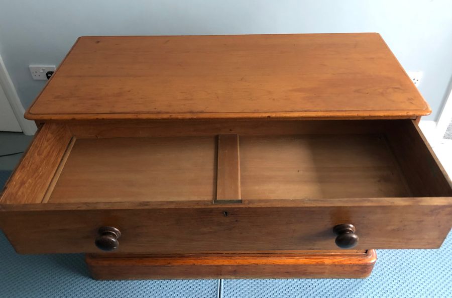 Antique LARGE PINE £CHEST OF THREE GRADUATED DRAWERS