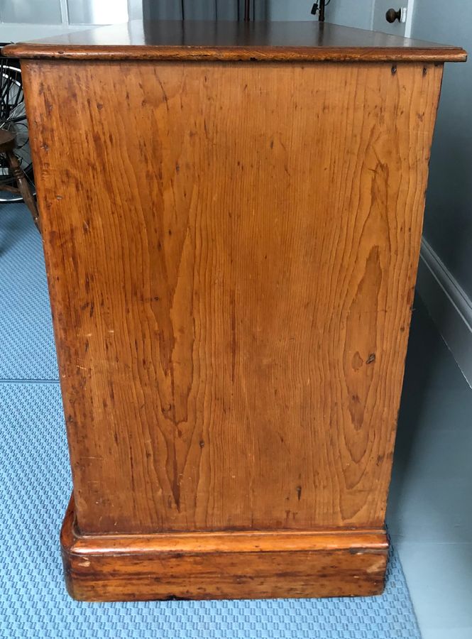 Antique LARGE PINE £CHEST OF THREE GRADUATED DRAWERS