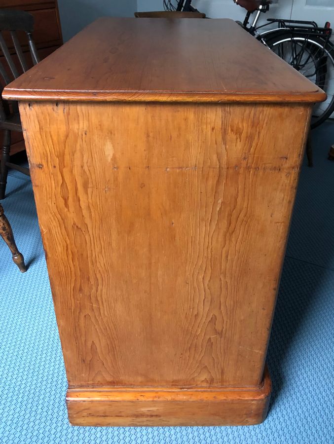 Antique LARGE PINE £CHEST OF THREE GRADUATED DRAWERS