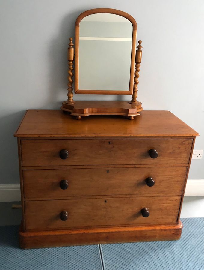 Antique LARGE PINE £CHEST OF THREE GRADUATED DRAWERS