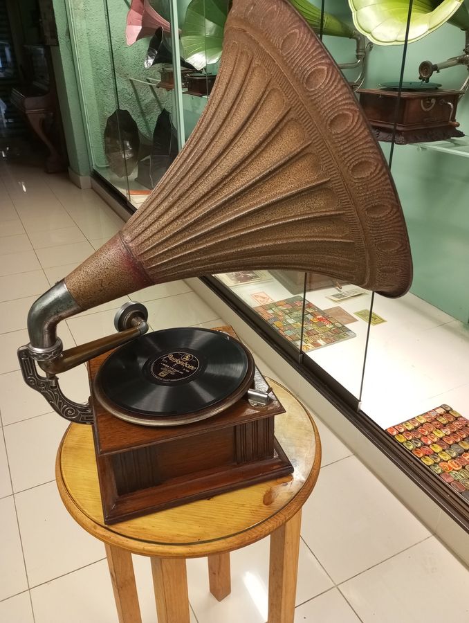 Antique gramophone Morris reid&co 1909-1913