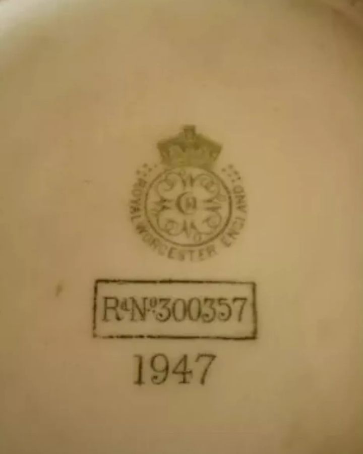 Royal Worcester rd300357 Biscuit Barrel 1947