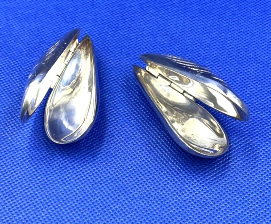 Antique Antique Art Deco Pair White Metal Mussel Eaters