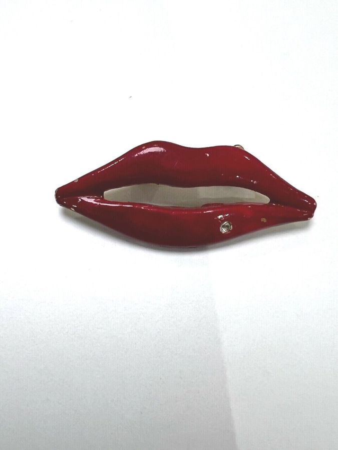 Antique Vintage Hot Lips Enamelled Brooch Pin Set with Clear Stone