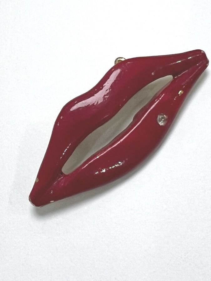 Antique Vintage Hot Lips Enamelled Brooch Pin Set with Clear Stone