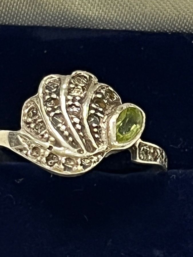 Vintage Solid Sterling Silver 925 Shell Ring Set with a Peridot Size S