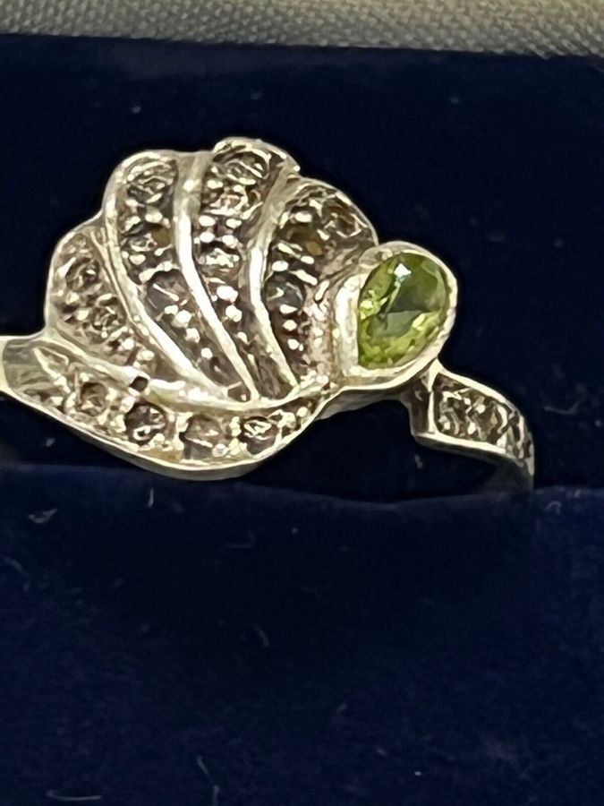 Antique Vintage Solid Sterling Silver 925 Shell Ring Set with a Peridot Size S