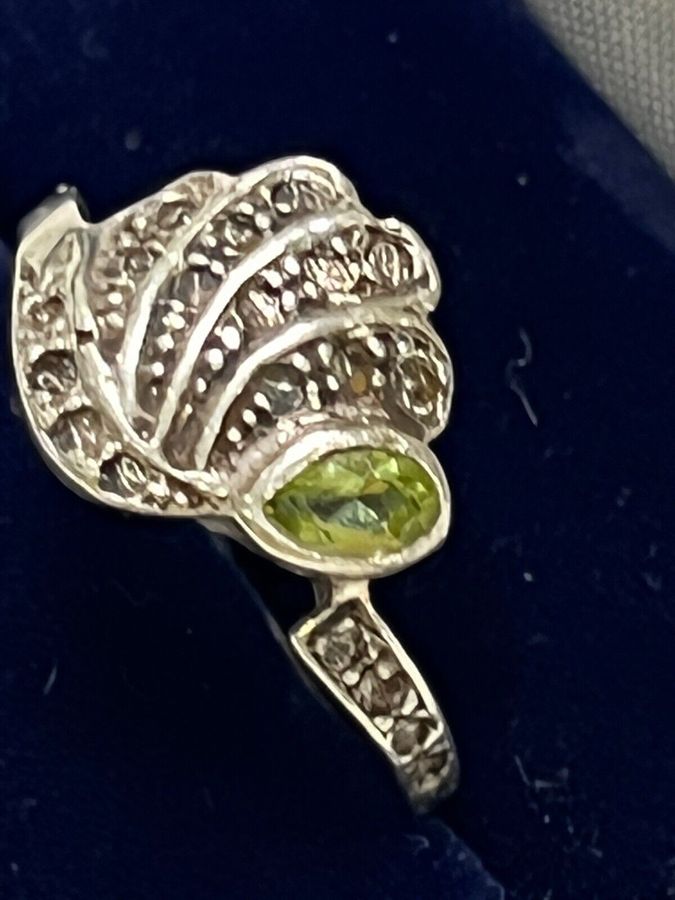 Antique Vintage Solid Sterling Silver 925 Shell Ring Set with a Peridot Size S