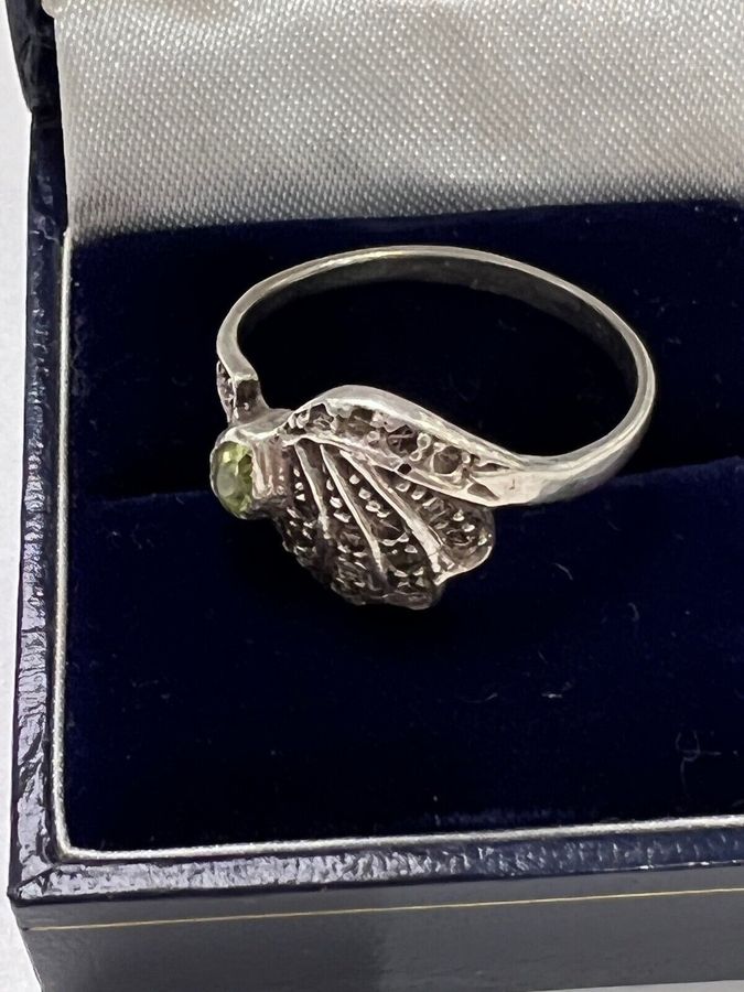 Antique Vintage Solid Sterling Silver 925 Shell Ring Set with a Peridot Size S