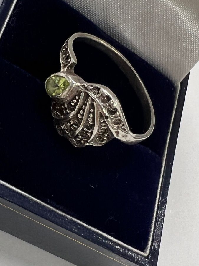 Antique Vintage Solid Sterling Silver 925 Shell Ring Set with a Peridot Size S