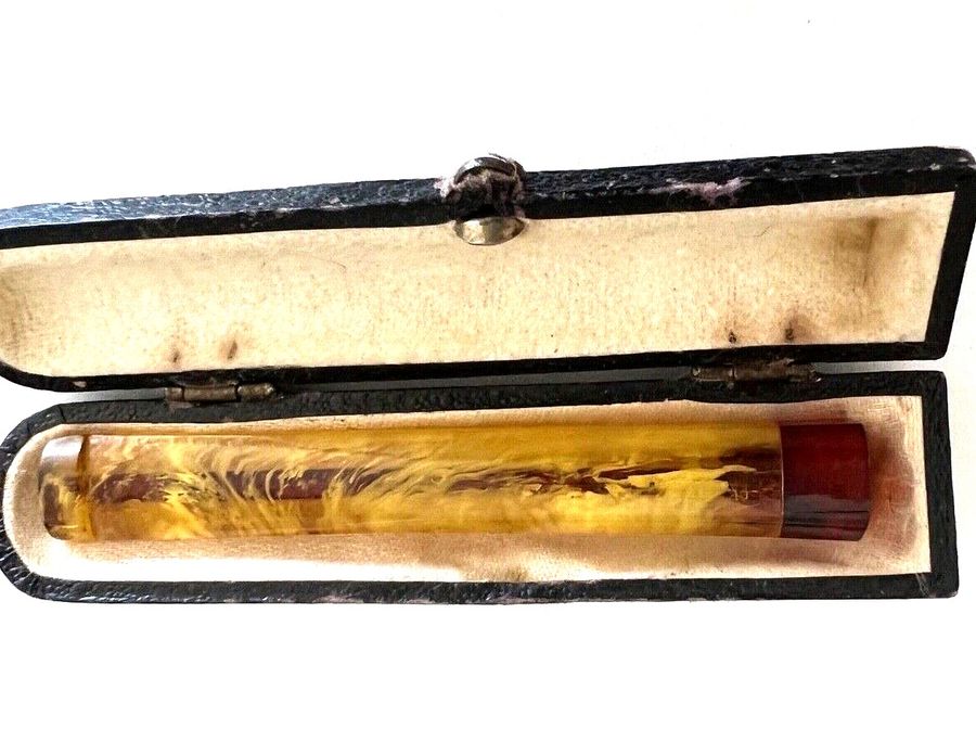 Antique Antique Art Deco Natural Amber cigaret holder in Original Case Superb Condition