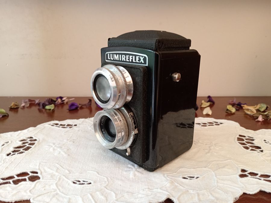 Antique Rare 6x6 Lumireflex camera with its bag, flash and tripod, 50s