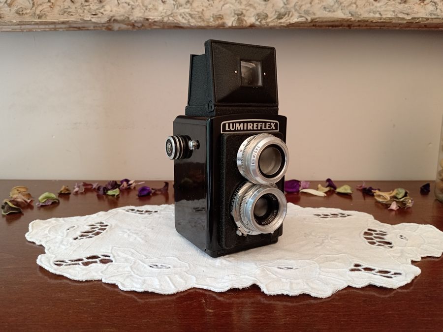 Antique Rare 6x6 Lumireflex camera with its bag, flash and tripod, 50s