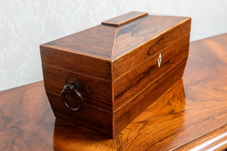 Antique Fantastic rosewood tea caddy with fitted interior.