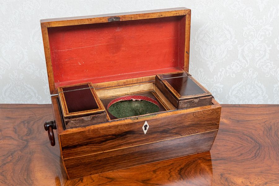 Antique Fantastic rosewood tea caddy with fitted interior.