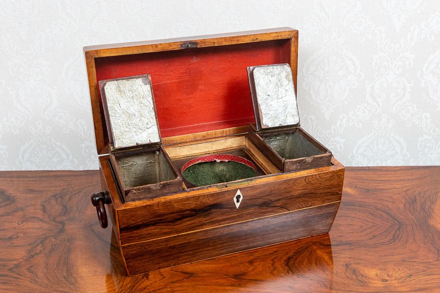 Antique Fantastic rosewood tea caddy with fitted interior.