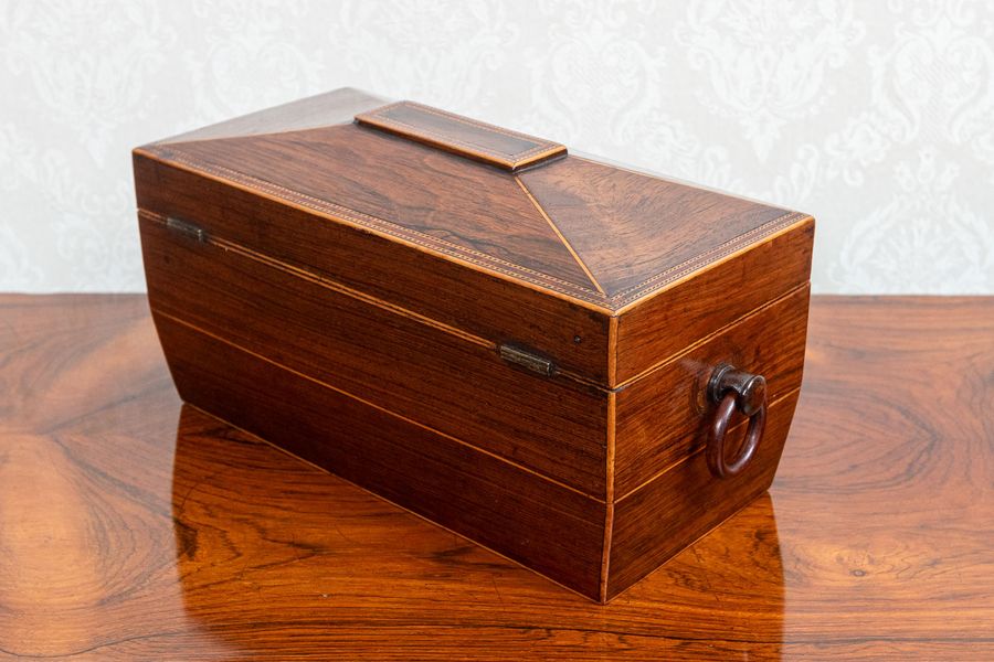 Antique Fantastic rosewood tea caddy with fitted interior.