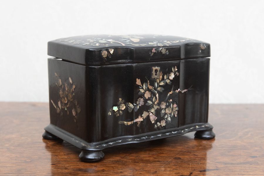 Antique High quality Victorian papier mâché tea caddy(complete).