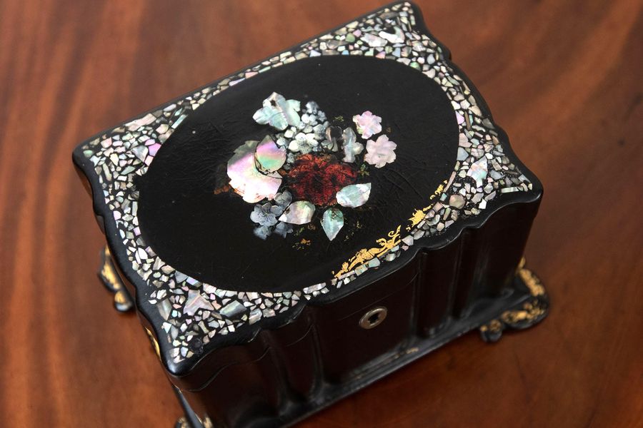 Antique Beautiful early 19th century mahogany tea caddy.