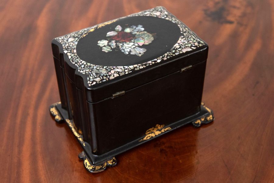 Antique Beautiful early 19th century mahogany tea caddy.