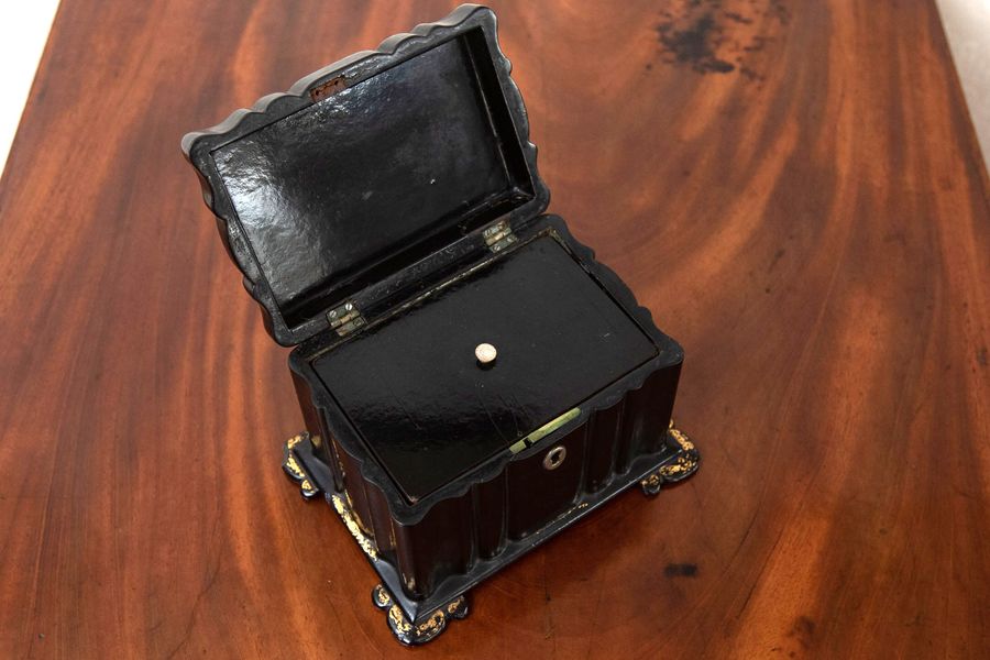 Antique Beautiful early 19th century mahogany tea caddy.