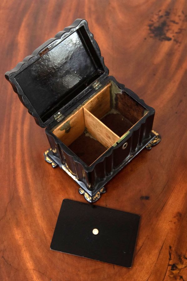 Antique Beautiful early 19th century mahogany tea caddy.