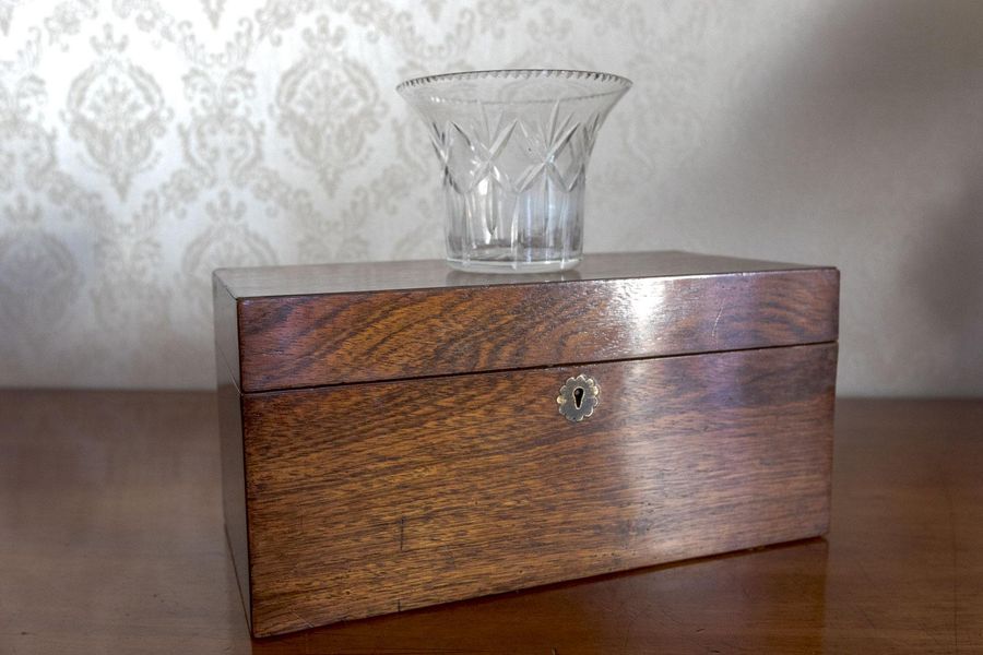 Antique George III antique mahogany tea caddy with cut glass mixing bowl