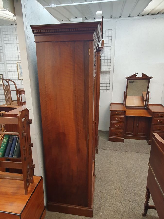 Antique Good Antique Bedroom Set Wardrobe Dressing Table Washstand & Bedside Cabinet 