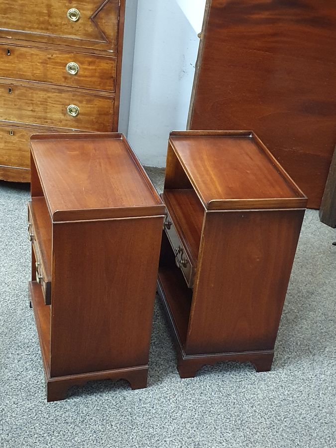 Antique Good Pair of Vintage Bedside Cabinet Table 