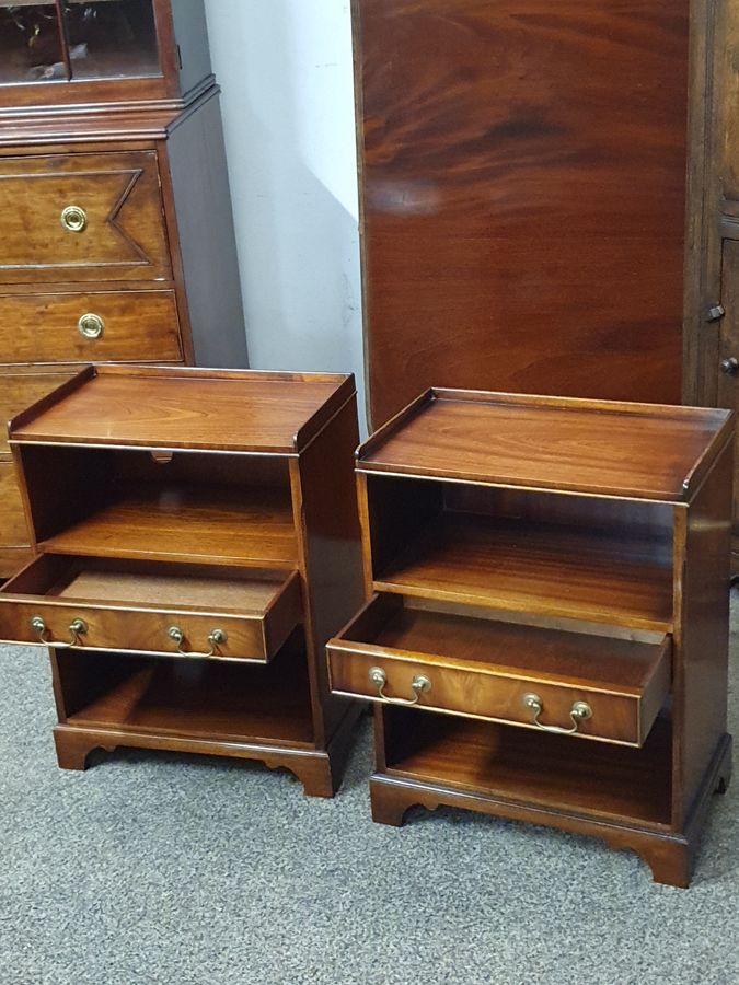 Antique Good Pair of Vintage Bedside Cabinet Table 