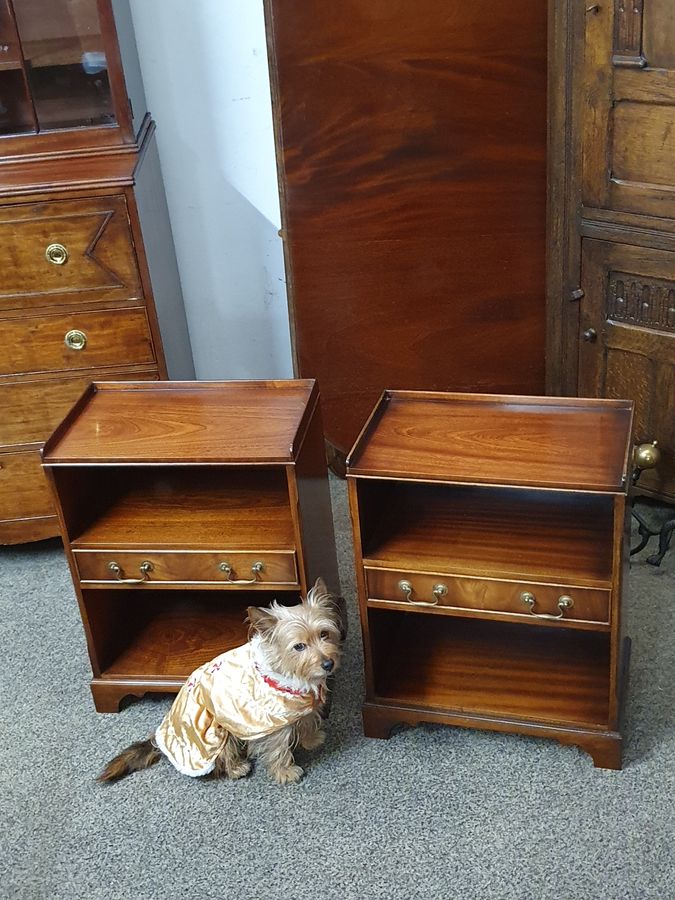 Antique Good Pair of Vintage Bedside Cabinet Table 