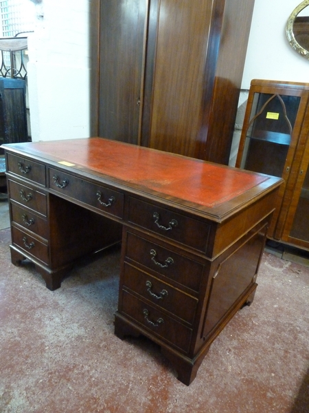 Pedestal desk
