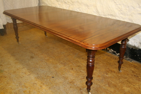 Fine Victorian Dining table