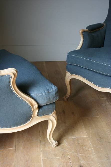 Antique A curvaceous pair of early C20th French bergeres