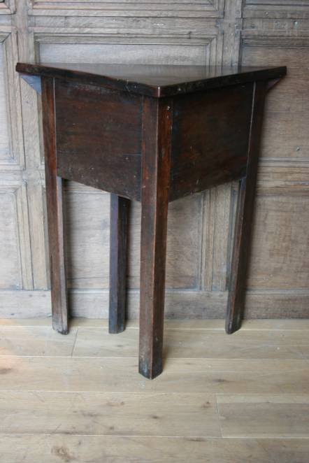 Antique A dinky C18th English corner table